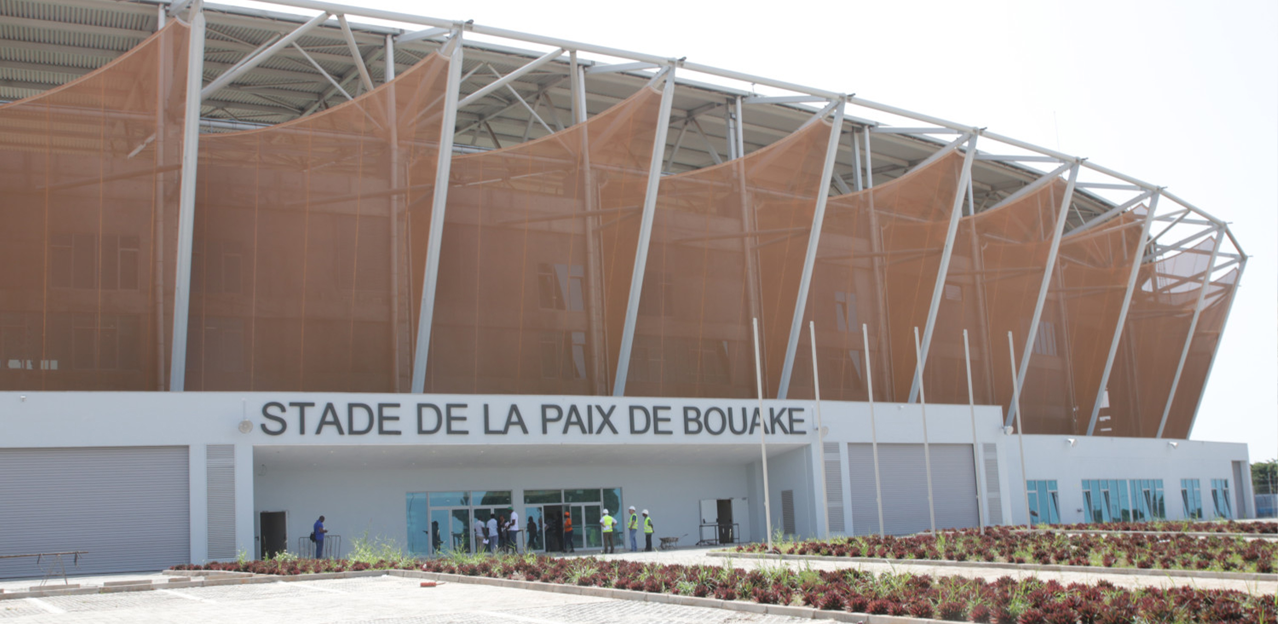 Devanture-Stade-de-la-paix-de-Bke