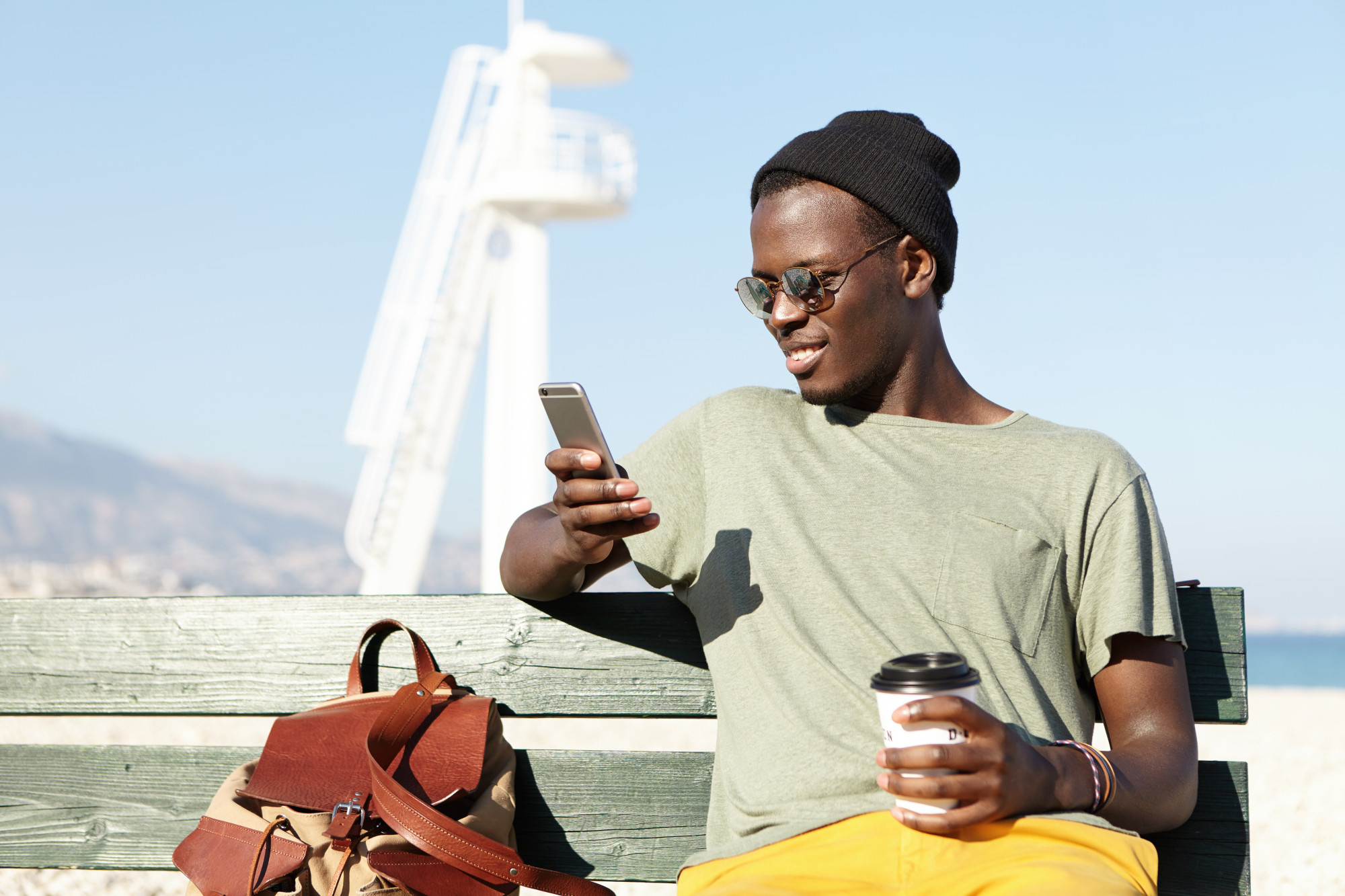 Voyageur utilisant son téléphone à l'étranger